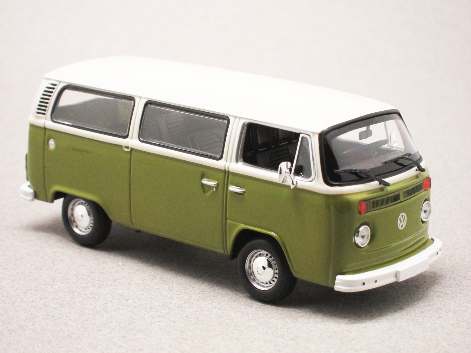 Volkswagen T2b minibus vert et blanc (Maxichamps) 1/43e