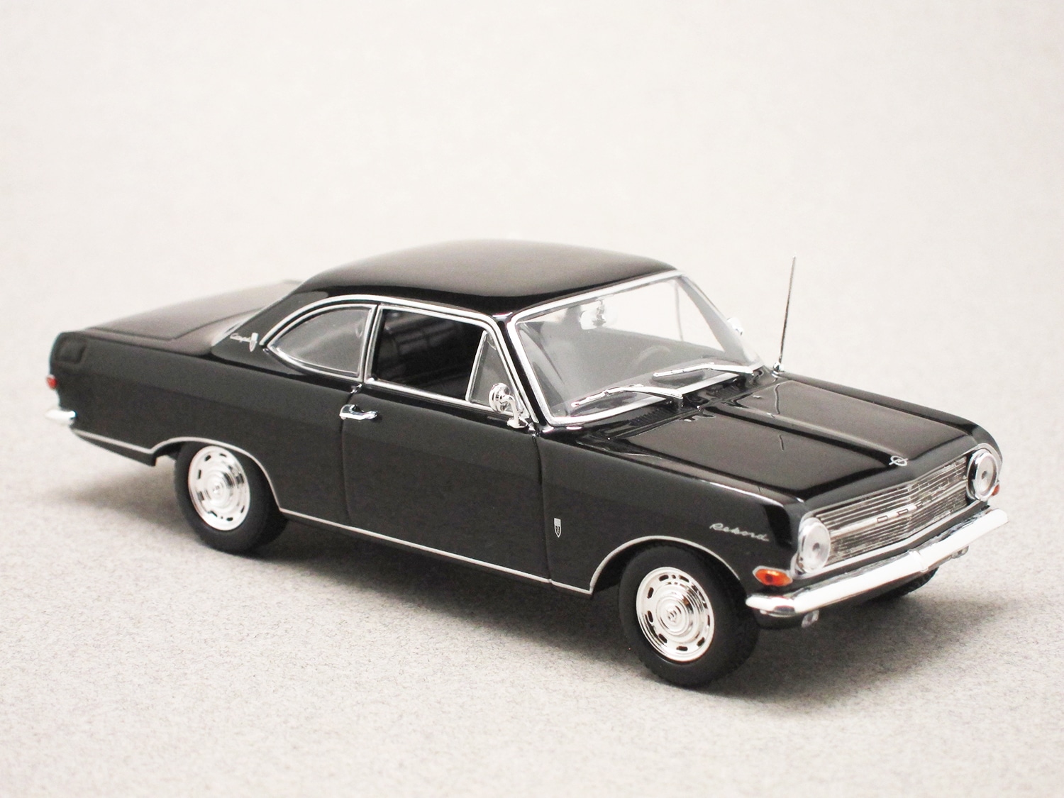 Opel Rekord A coupé noire (Maxichamps) 1/43e