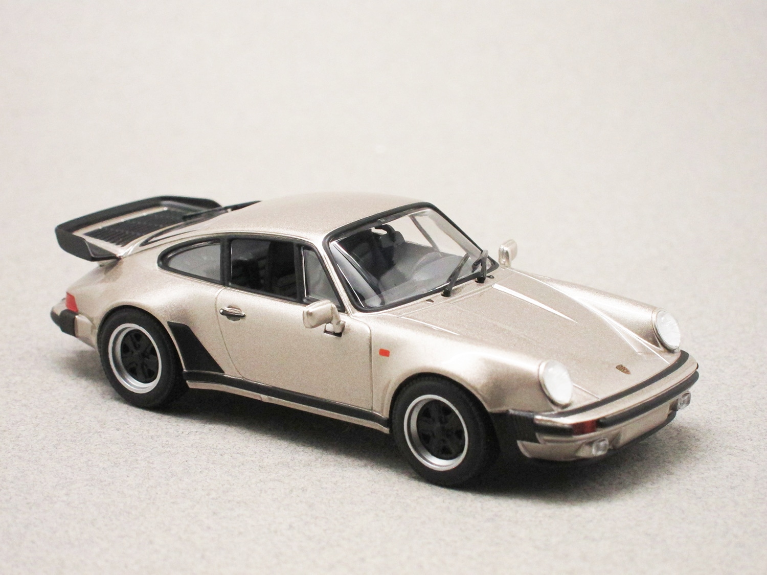 Porsche 911 930 Turbo 3.3 gold metallic (Maxichamps) 1/43e