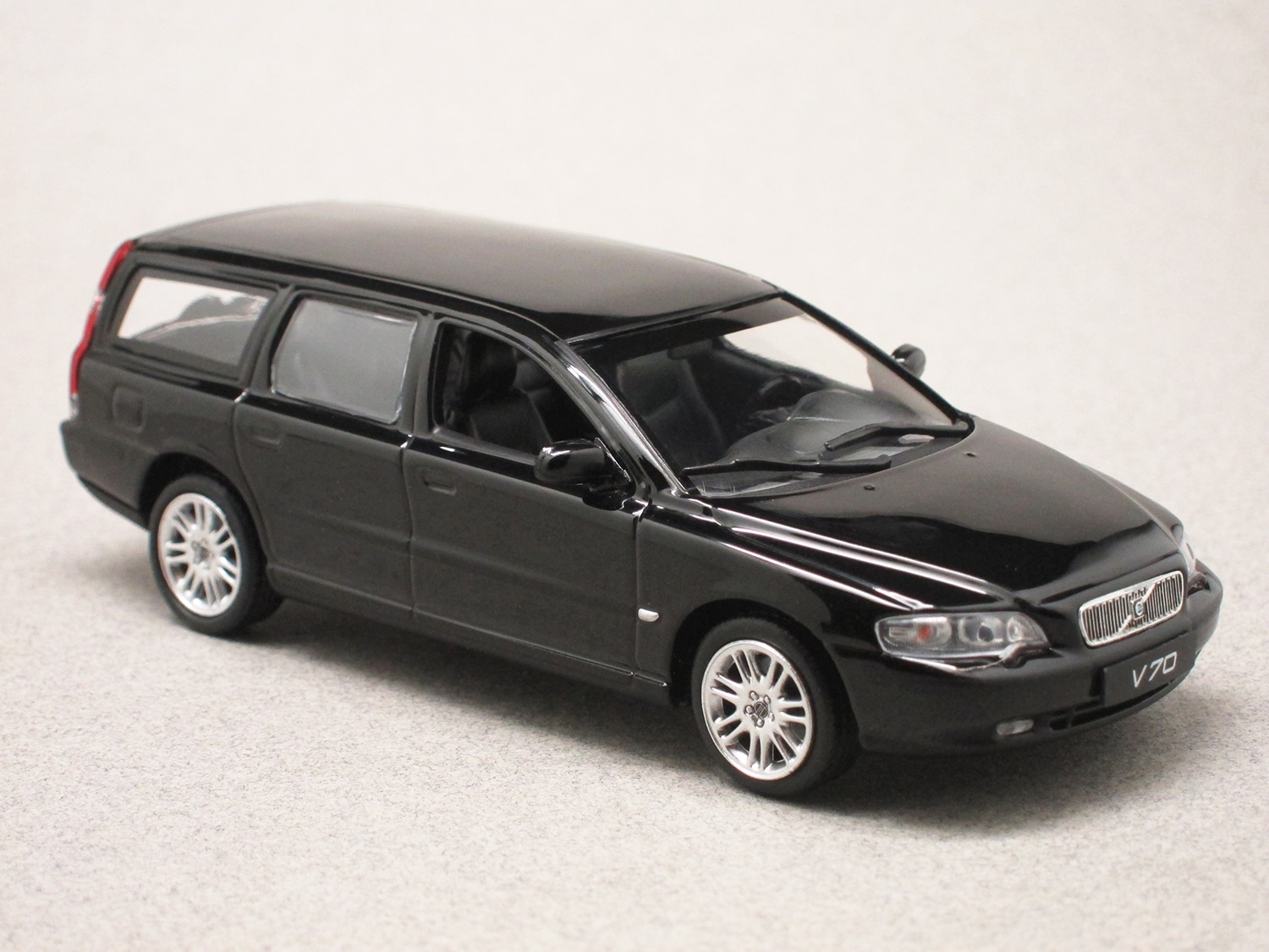 Volvo V70 2000 noire (Maxichamps) 1/43e