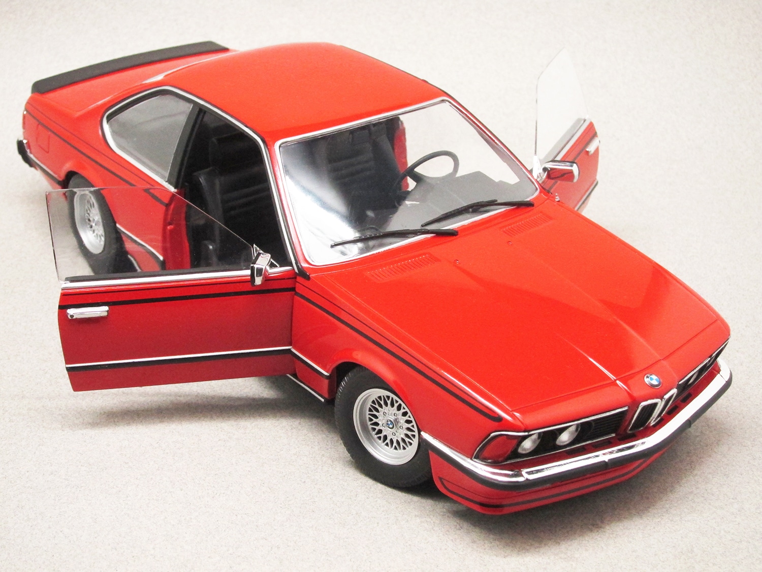 BMW 635 CSi rouge (Solido) 1/18e