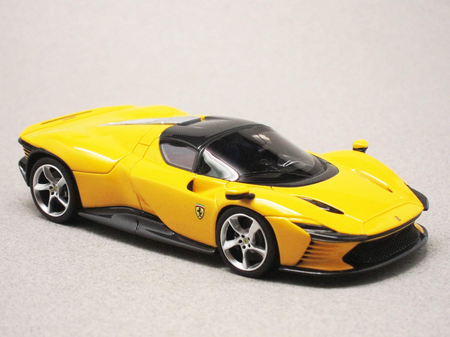 Ferrari Daytona SP3 Giallo Modena (LookSmart) 1/43e