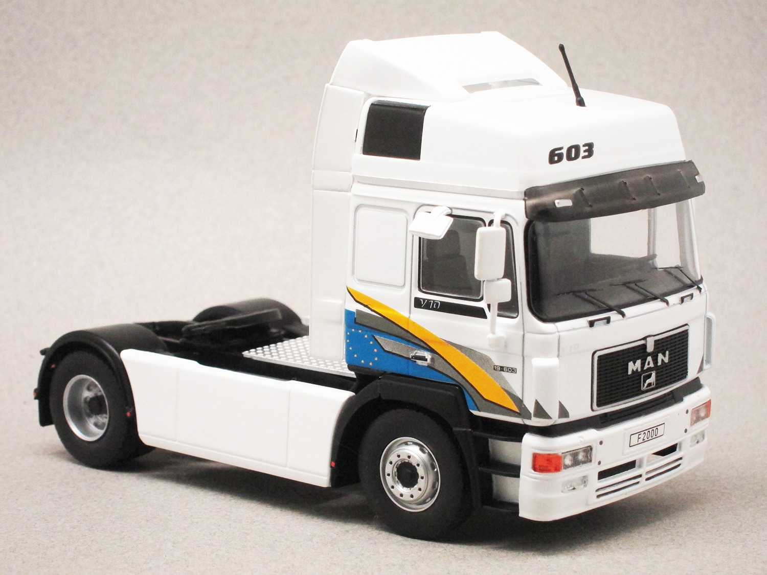 MAN F 2000 19.463 blanc (IXO) 1/43e