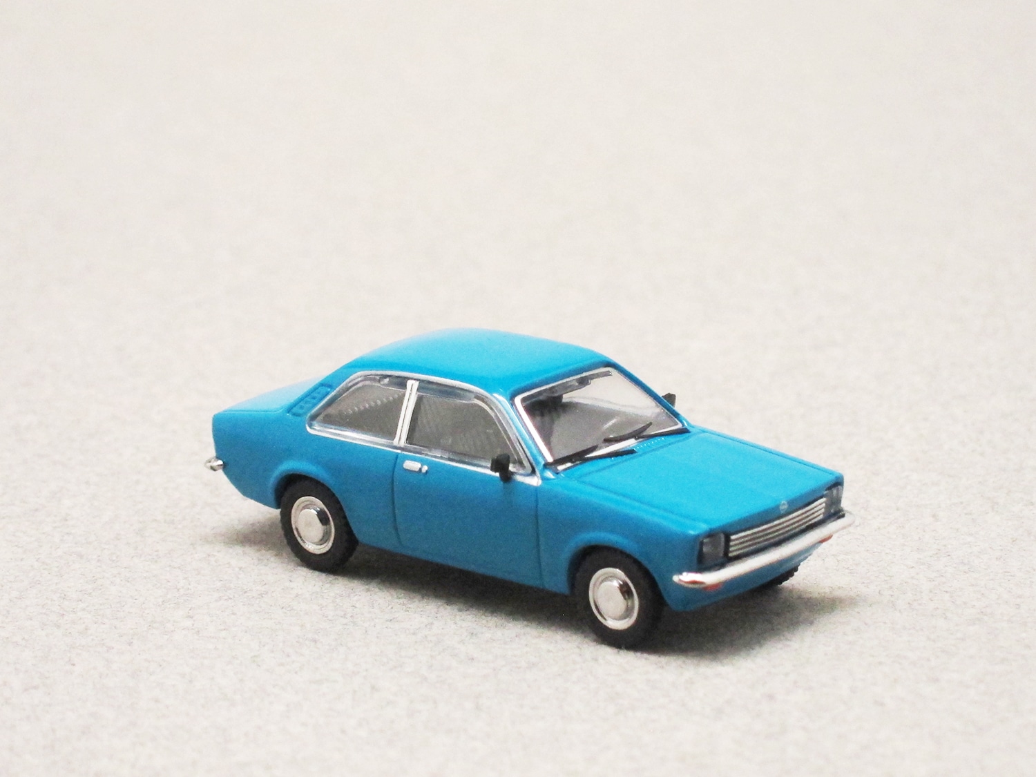 Opel Kadett C saloon 2 portes bleue (Minichamps) 1/87e