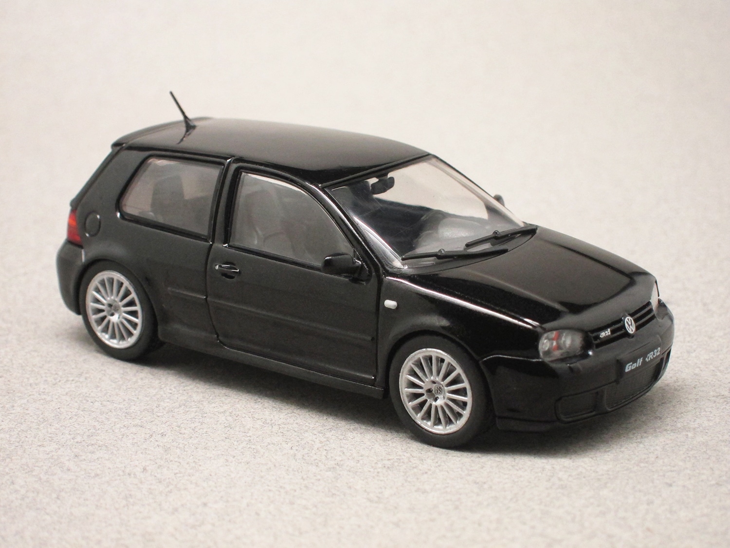 Volkswagen Golf 4 R32 noire (Solido) 1/43e