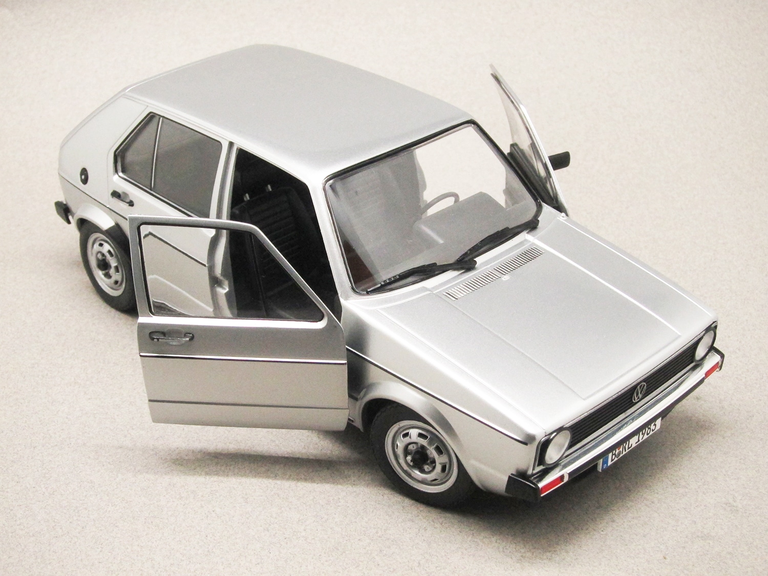 Volkswagen Golf gris argent (Solido) 1/18e