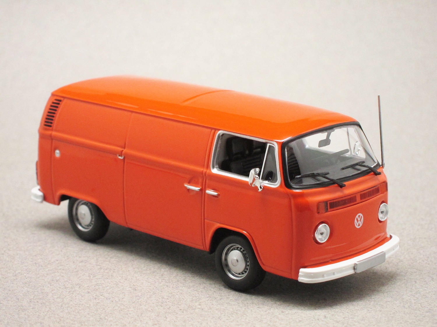 Volkswagen T2b orange (Maxichamps) 1/43e