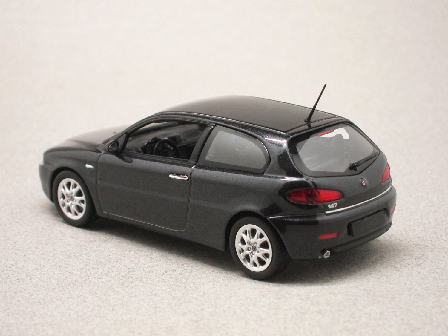 Alfa Romeo 147 facelift black (Maxichamps) 1:43 - Minicarweb