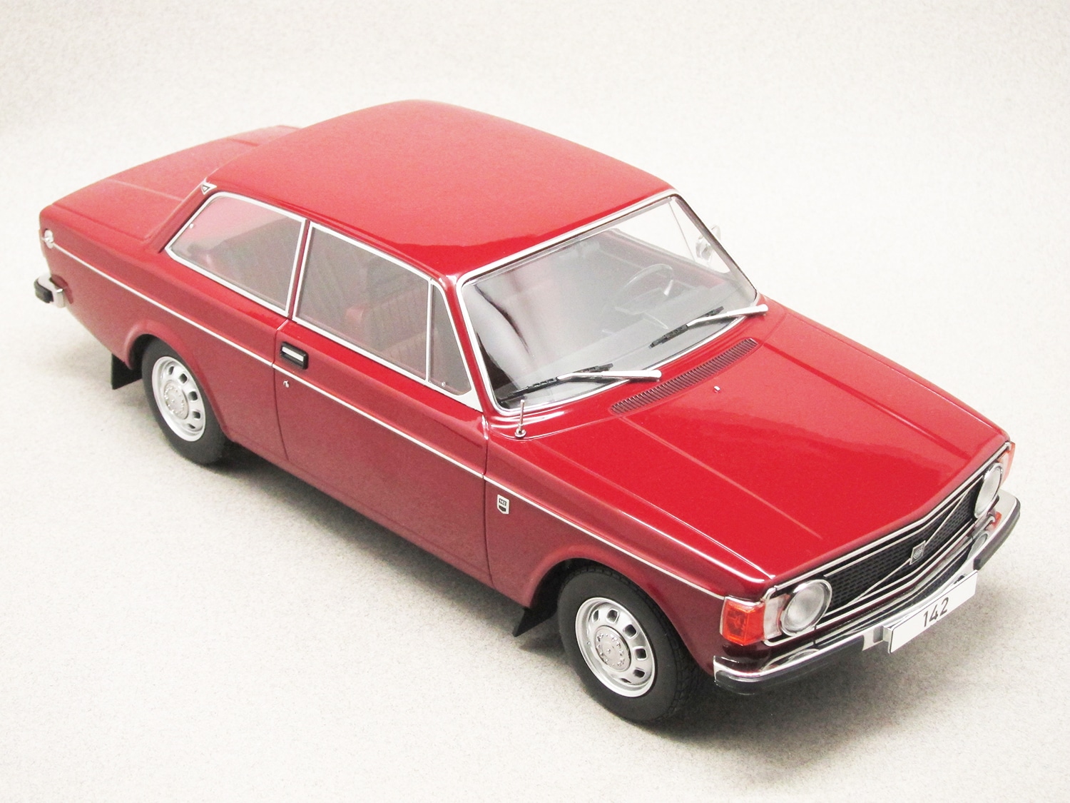 Volvo 142 rouge (MCG) 1/18e