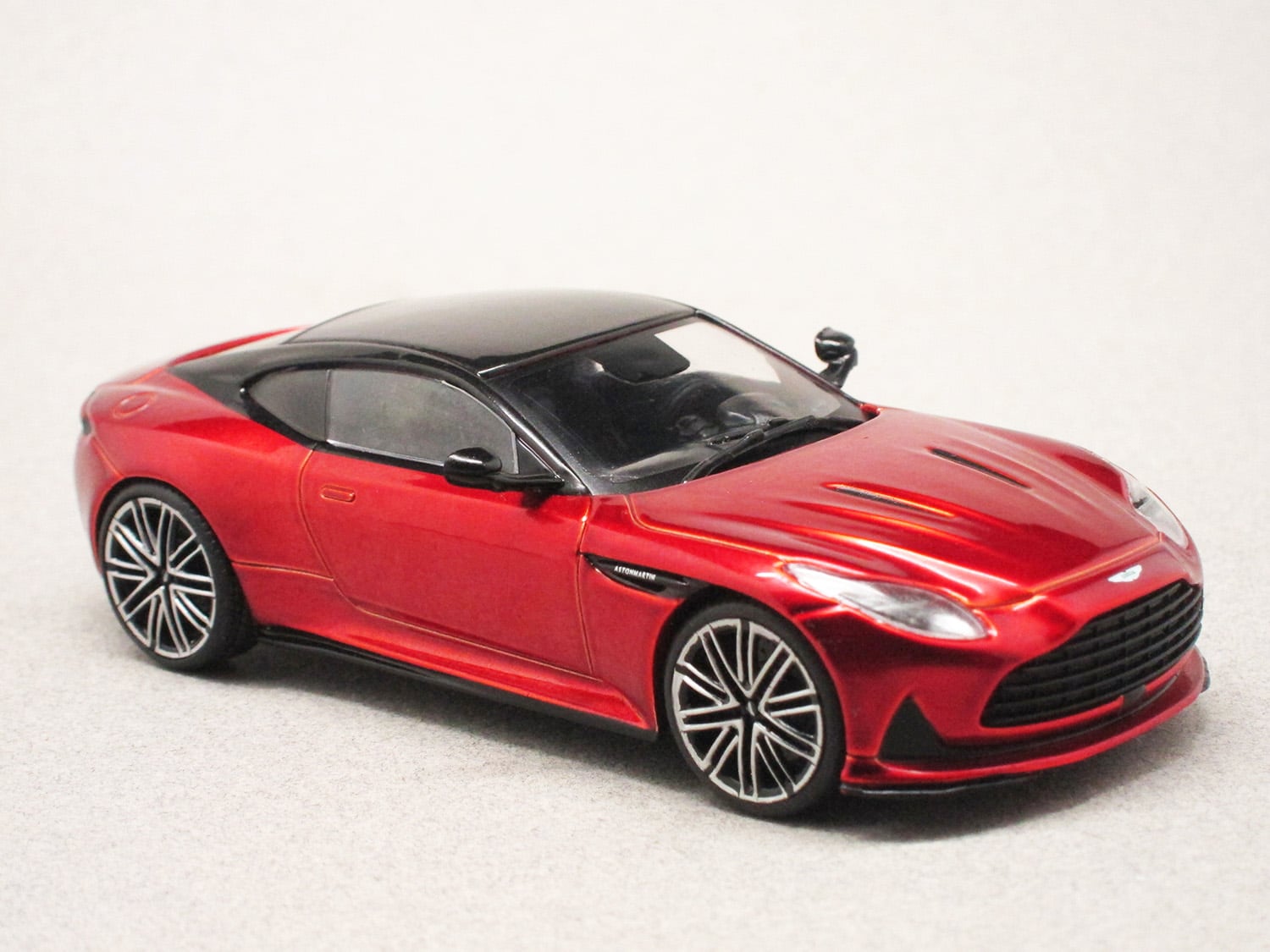 Aston Martin DB12 rouge (Solido) 1/43e