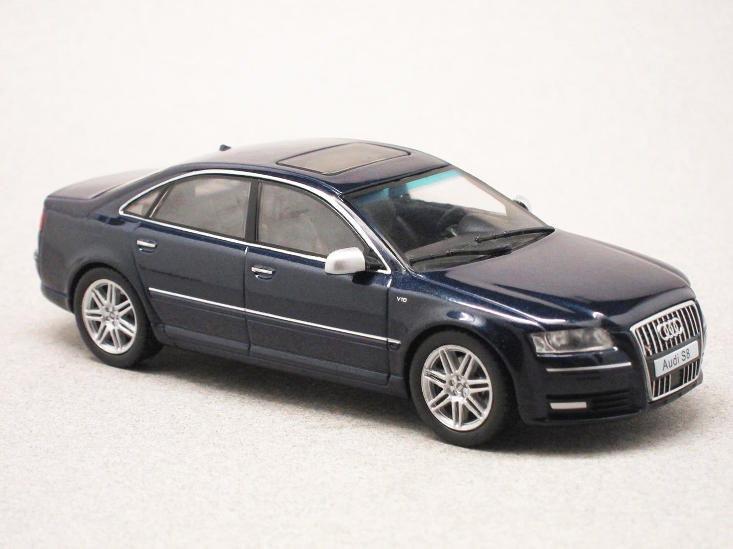 Audi S8 D3 bleue (Solido) 1/43e