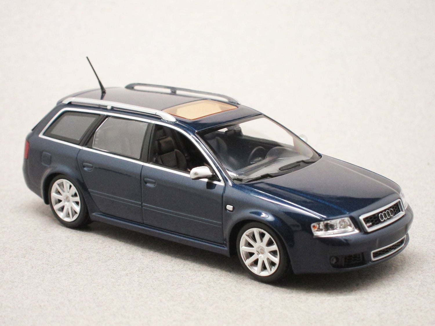 Audi RS6 Avant (C5) 2002 bleue (Maxichamps) 1/43e