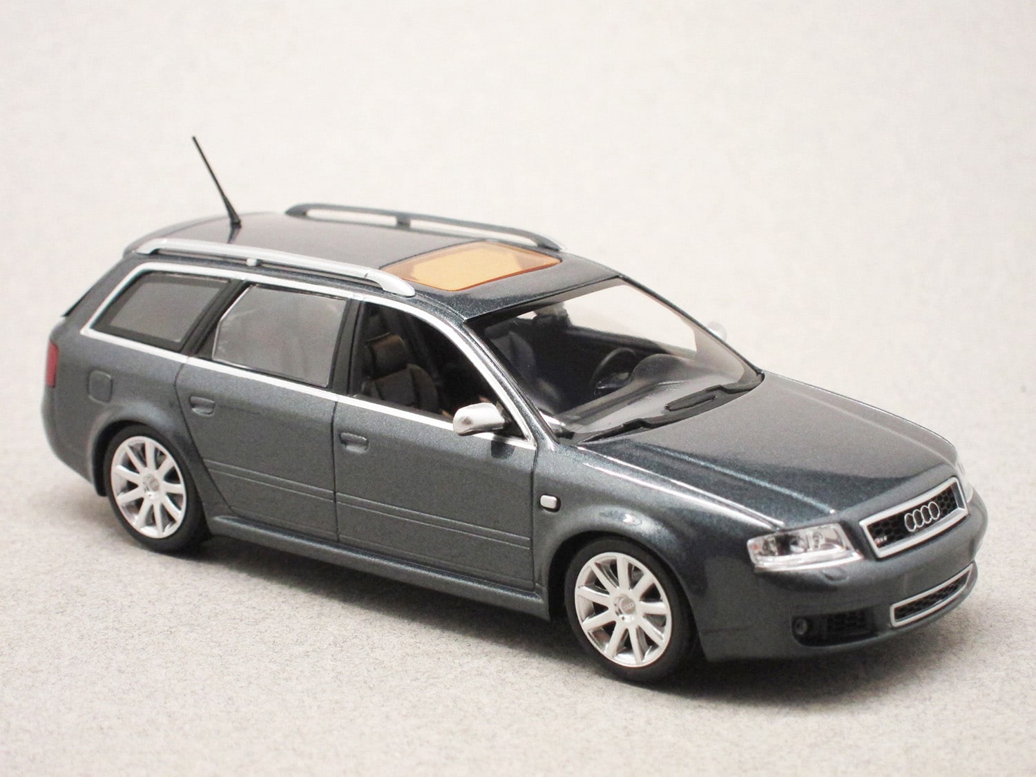 Audi RS6 Avant C5 2002 grise (Maxichamps) 1/43e