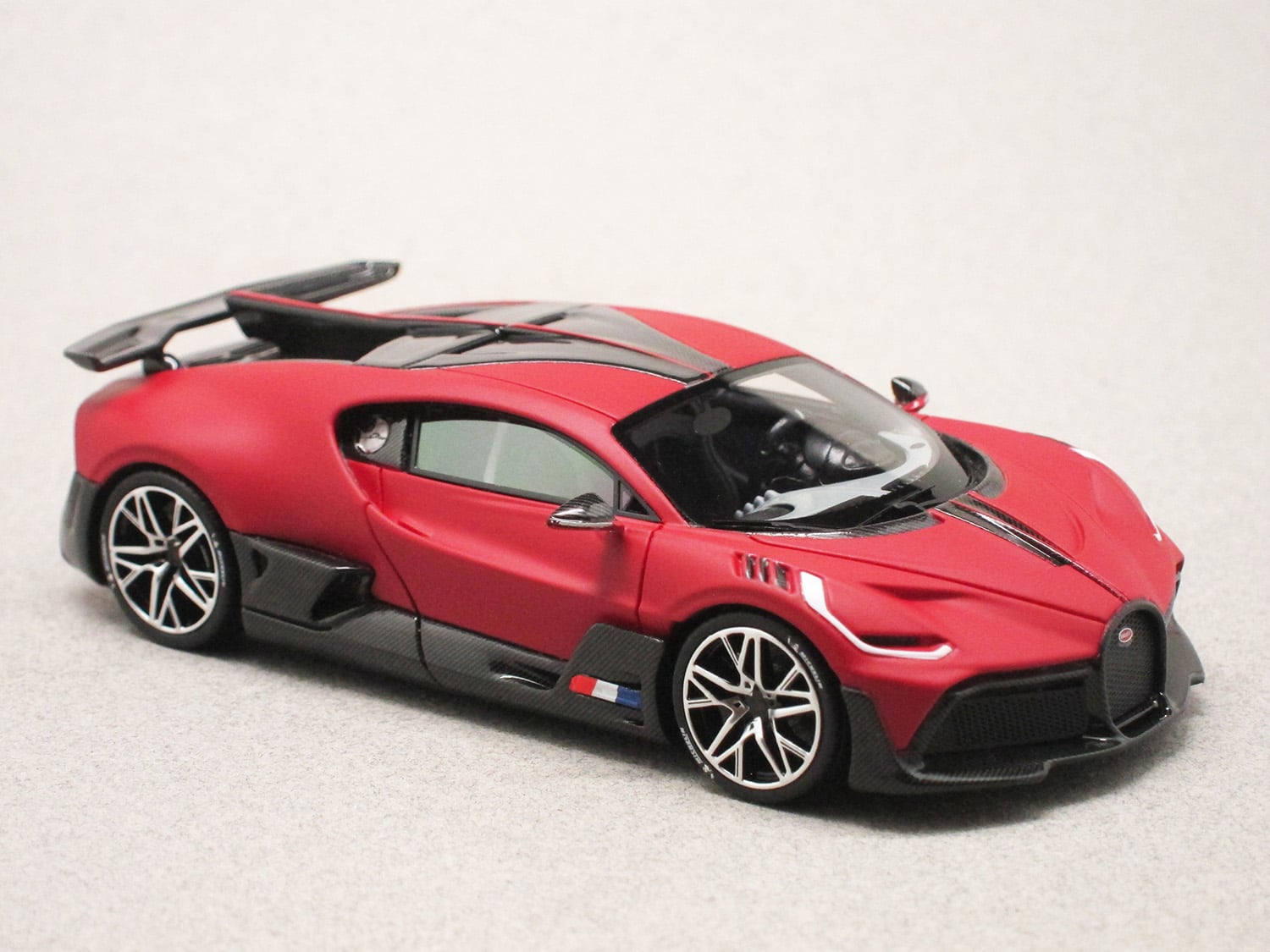 Bugatti Divo Italian Red Matt (LookSmart) 1/43e
