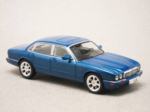 Jaguar XJ8 X308 bleue (IXO) 1/43e
