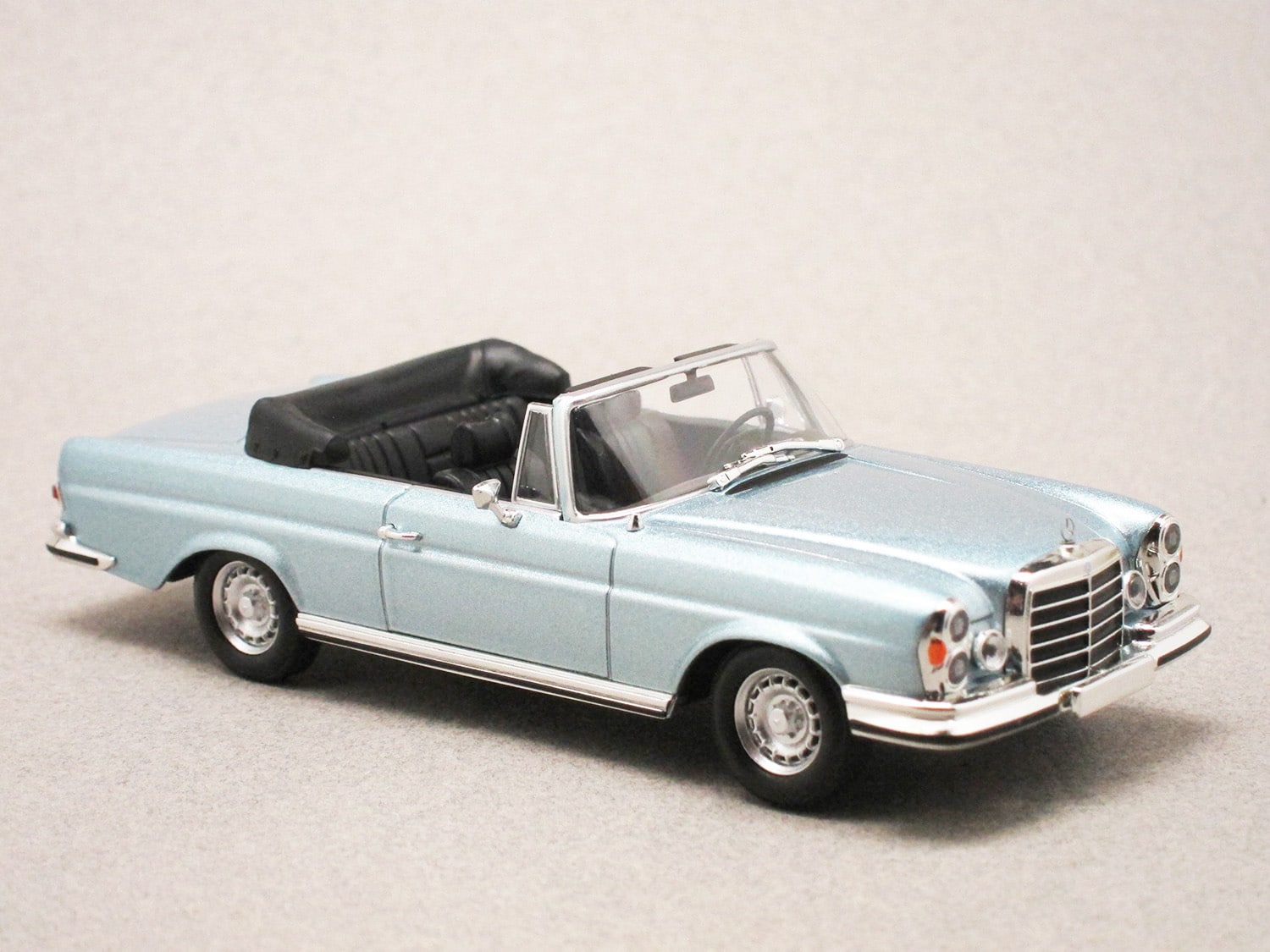 Mercedes 280 SE 3.5 W111 cabriolet bleue (Maxichamps) 1/43e