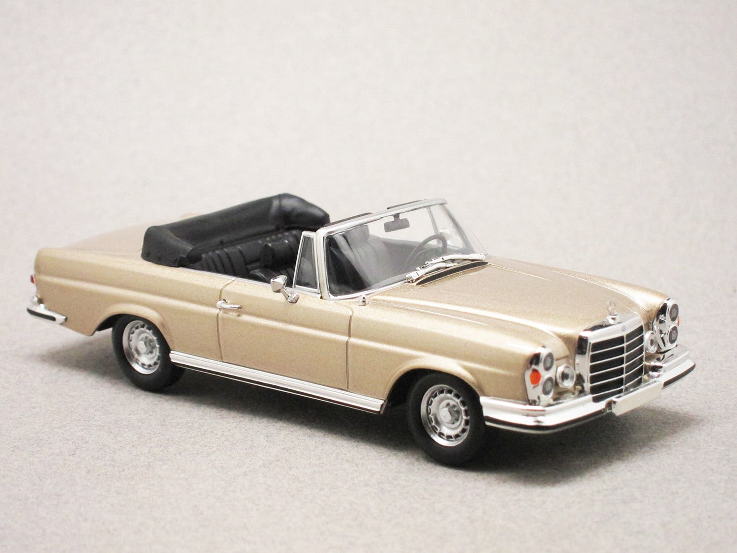 Mercedes 280 SE 3.5 W111 cabriolet gold (Maxichamps) 1/43e