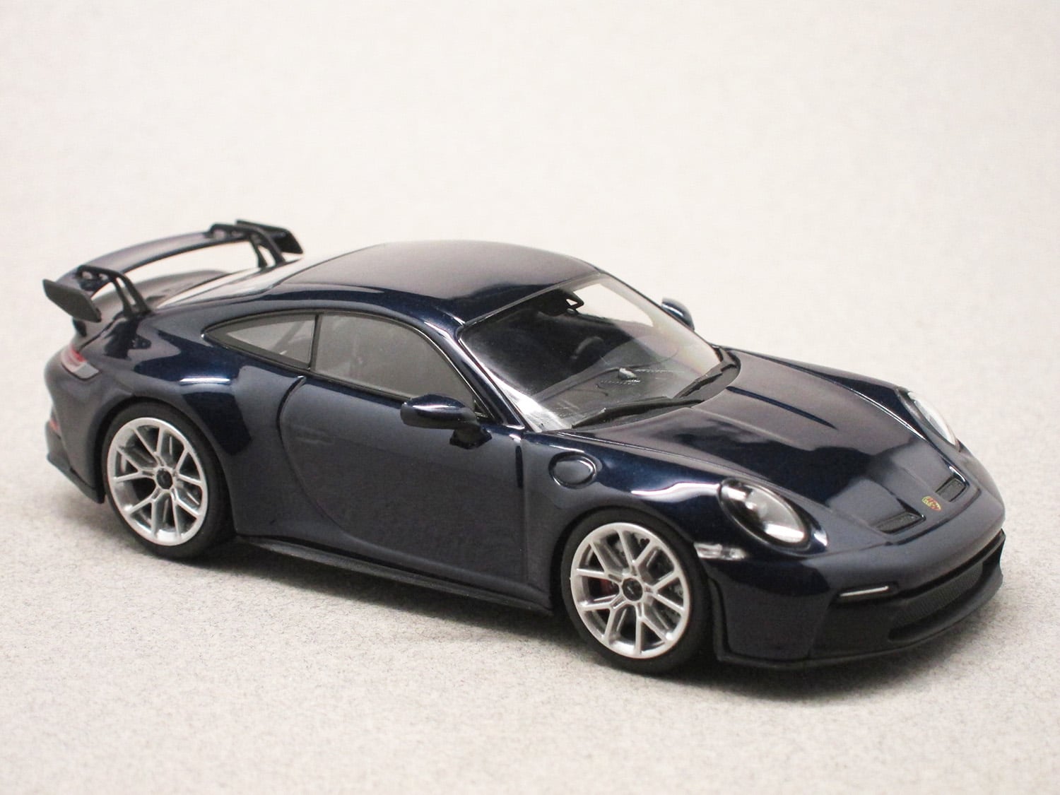 Porsche 911 GT3 992 bleu métal (Minichamps) 1/43e