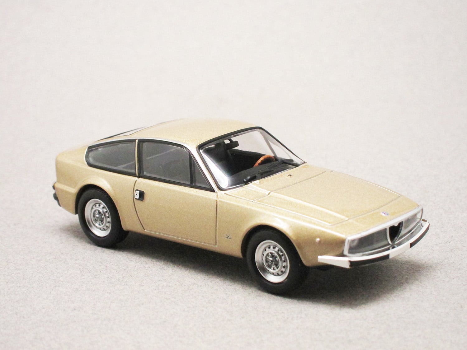 Alfa Romeo 1600 Junior or (Maxichamps) 1/43e
