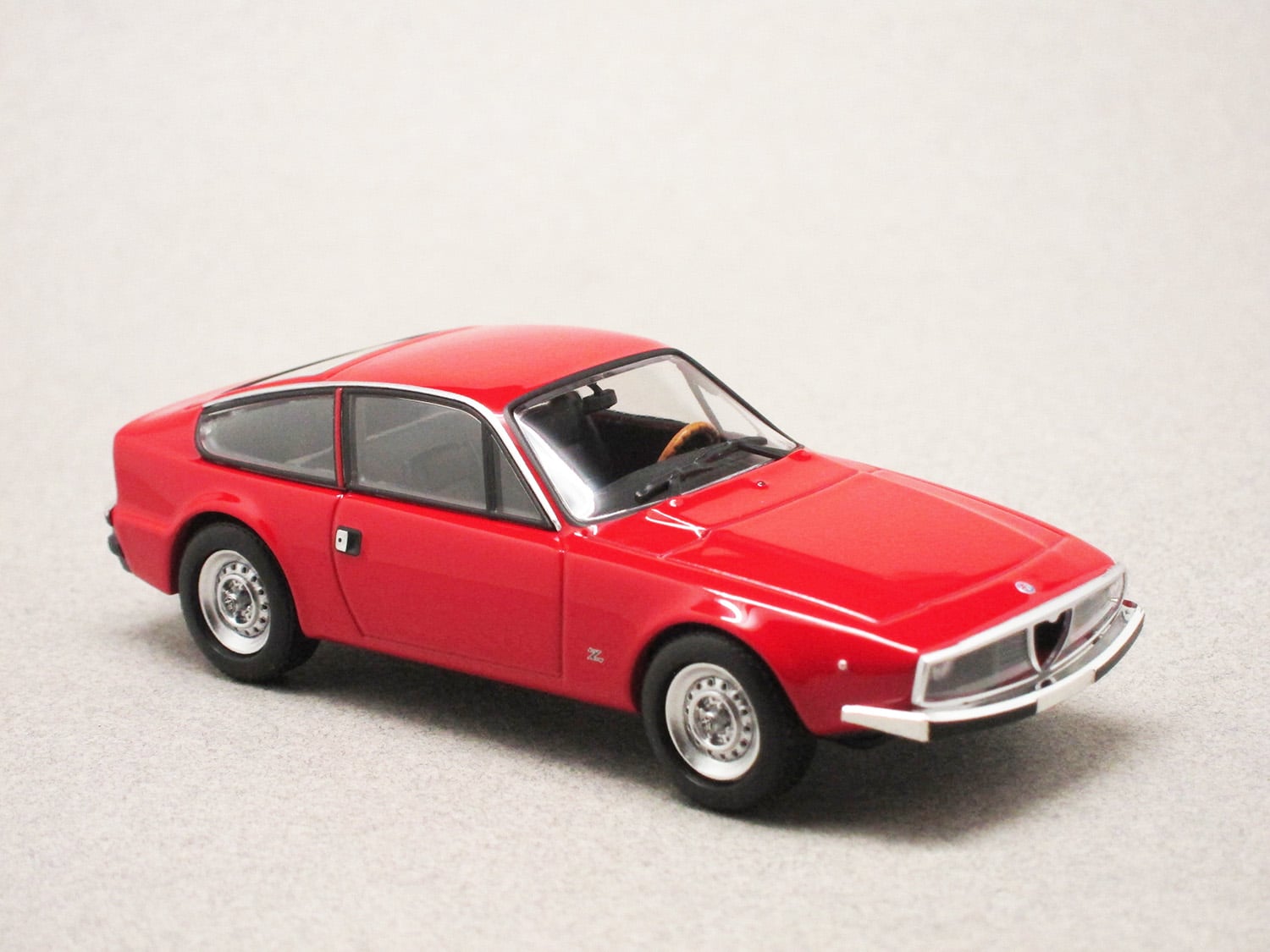 Alfa Romeo 1600 Junior rouge (Maxichamps) 1/43e