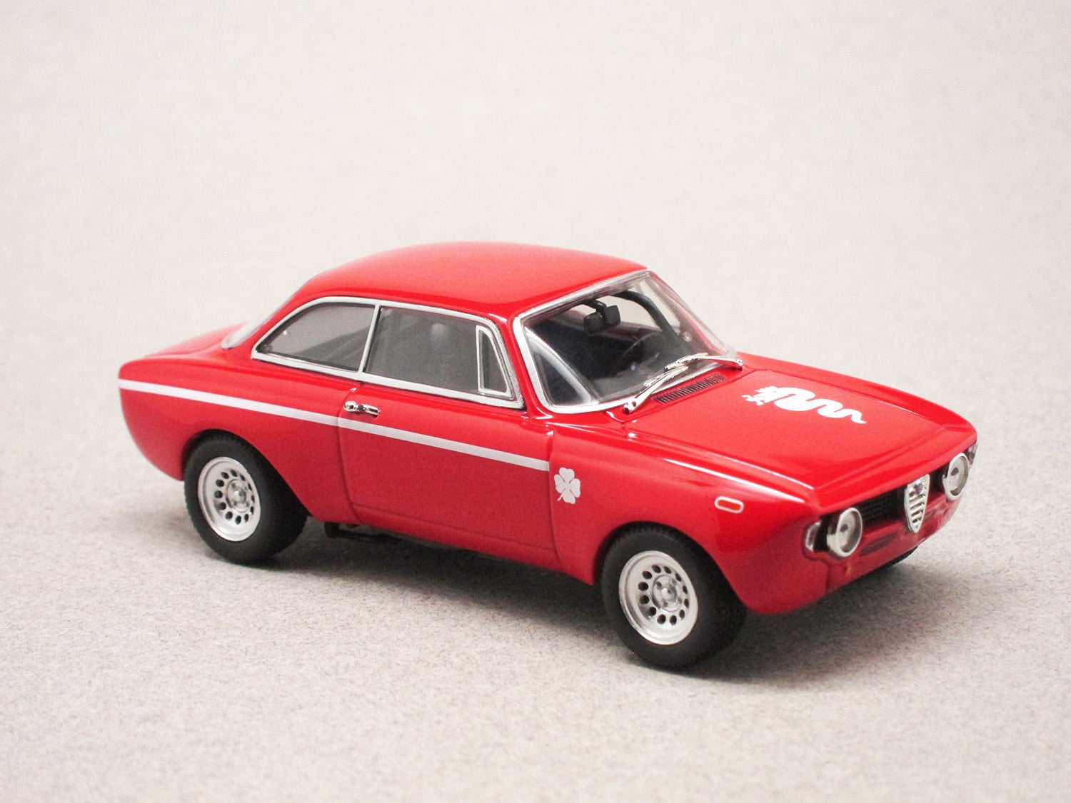 Alfa Romeo GTA 1300 Junior rouge (Maxichamps) 1/43e