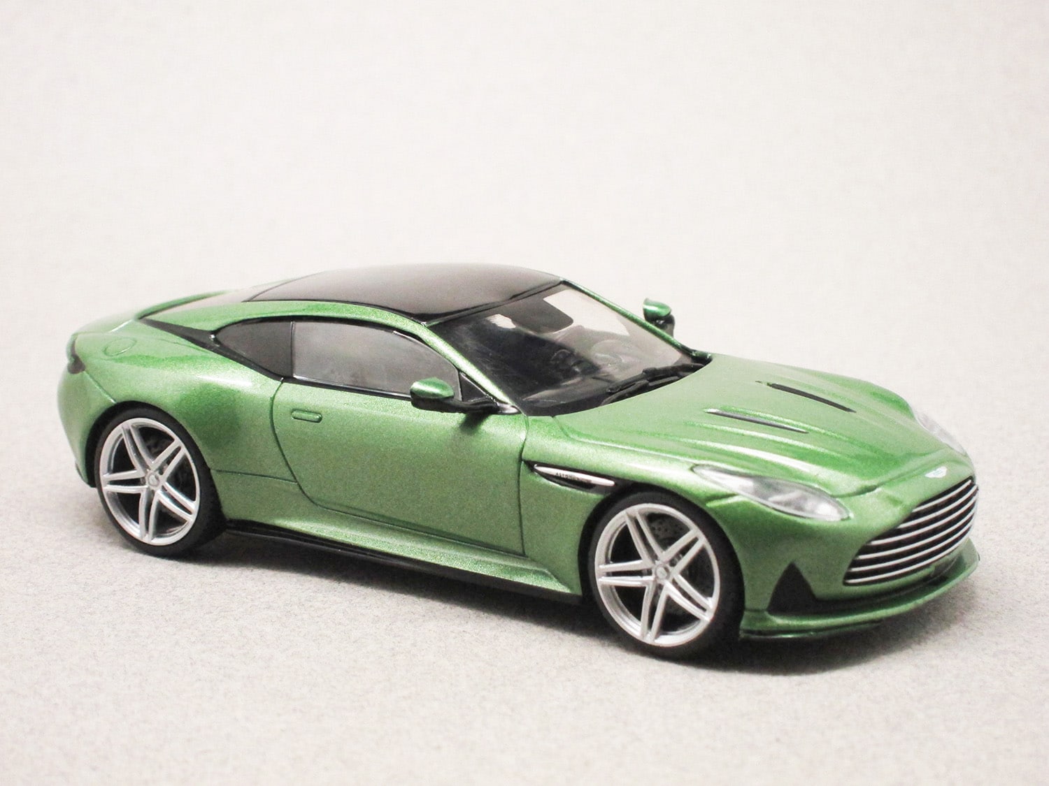 Aston Martin DB12 verte (Solido) 1/43e