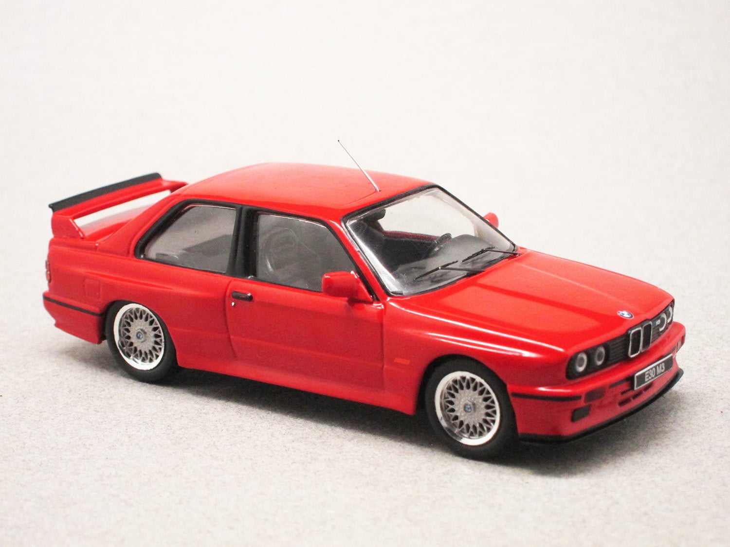 BMW M3 E30 Sport Evolution rouge (IXO) 1/43e