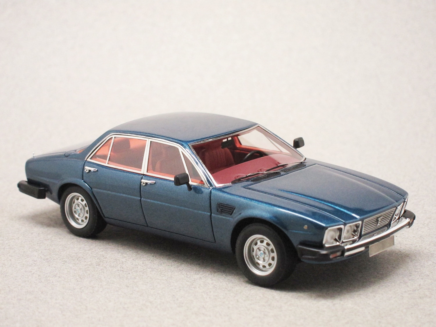 De Tomaso Deauville série 2 bleue (Matrix) 1/43e