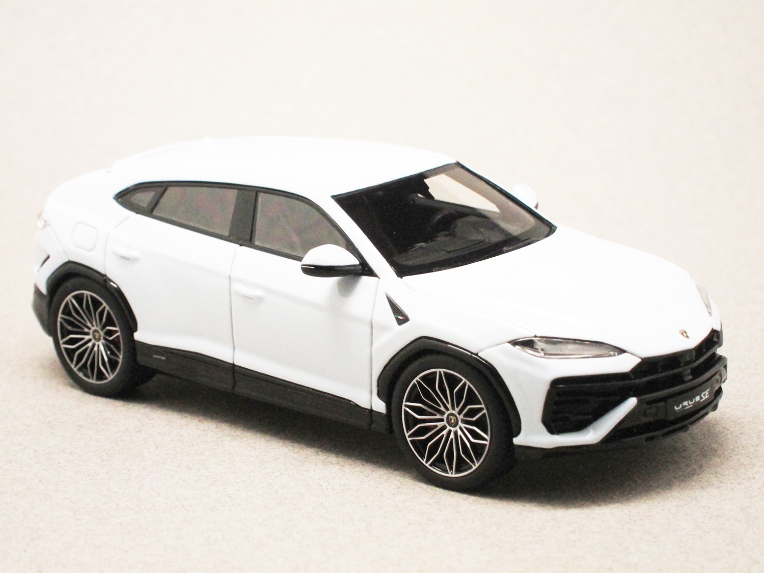Lamborghini Urus SE Bianco Sapphirus (LookSmart) 1/43e