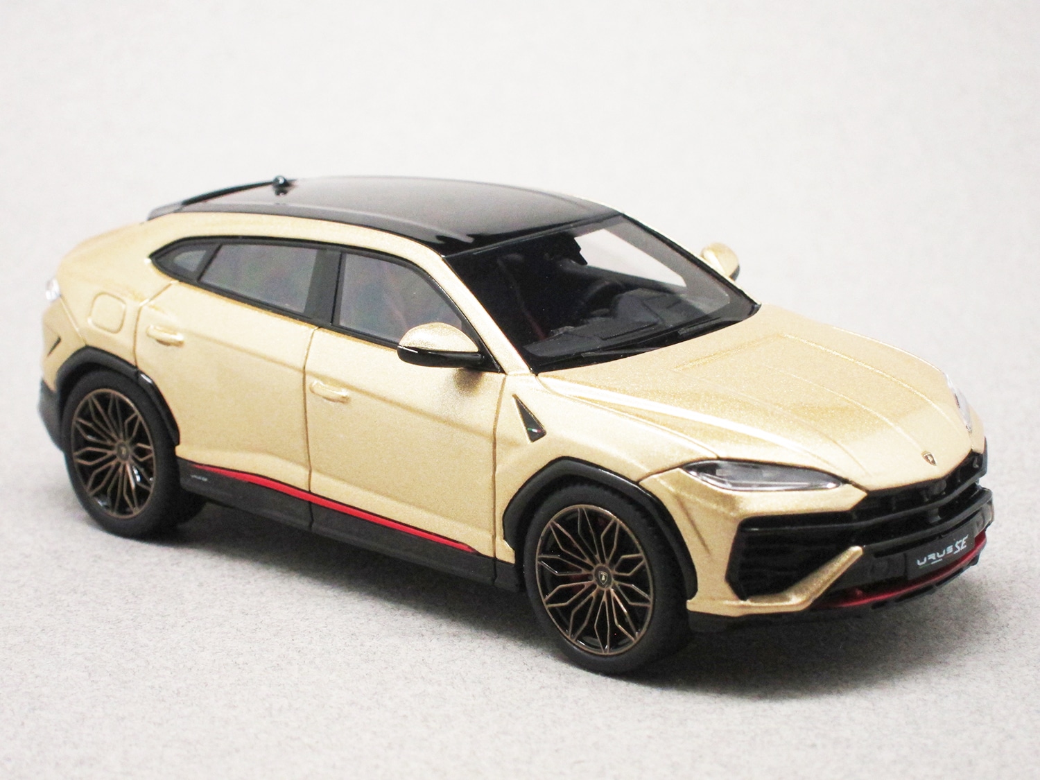 Lamborghini Urus SE Oro Elios (LookSmart) 1/43e