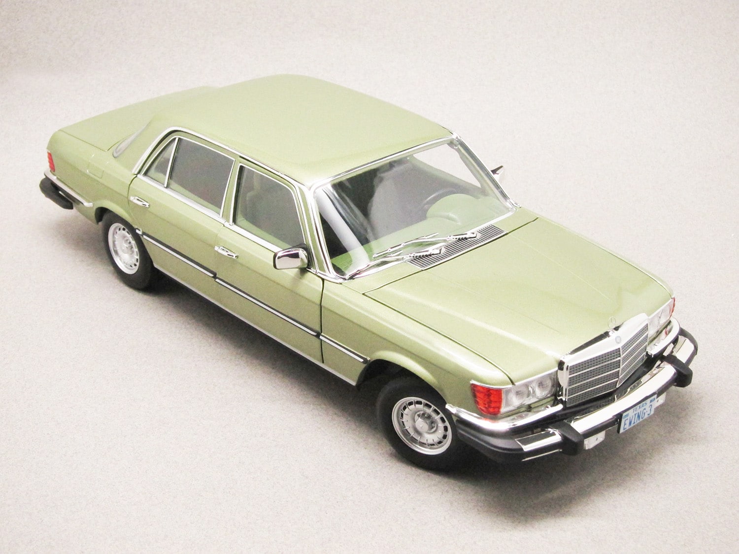 Mercedes 450 SEL W116 version US verte (Norev) 1/18e