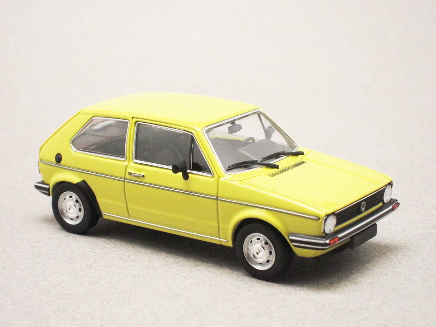 Volkswagen Golf 1980 jaune (Maxichamps) 1/43e