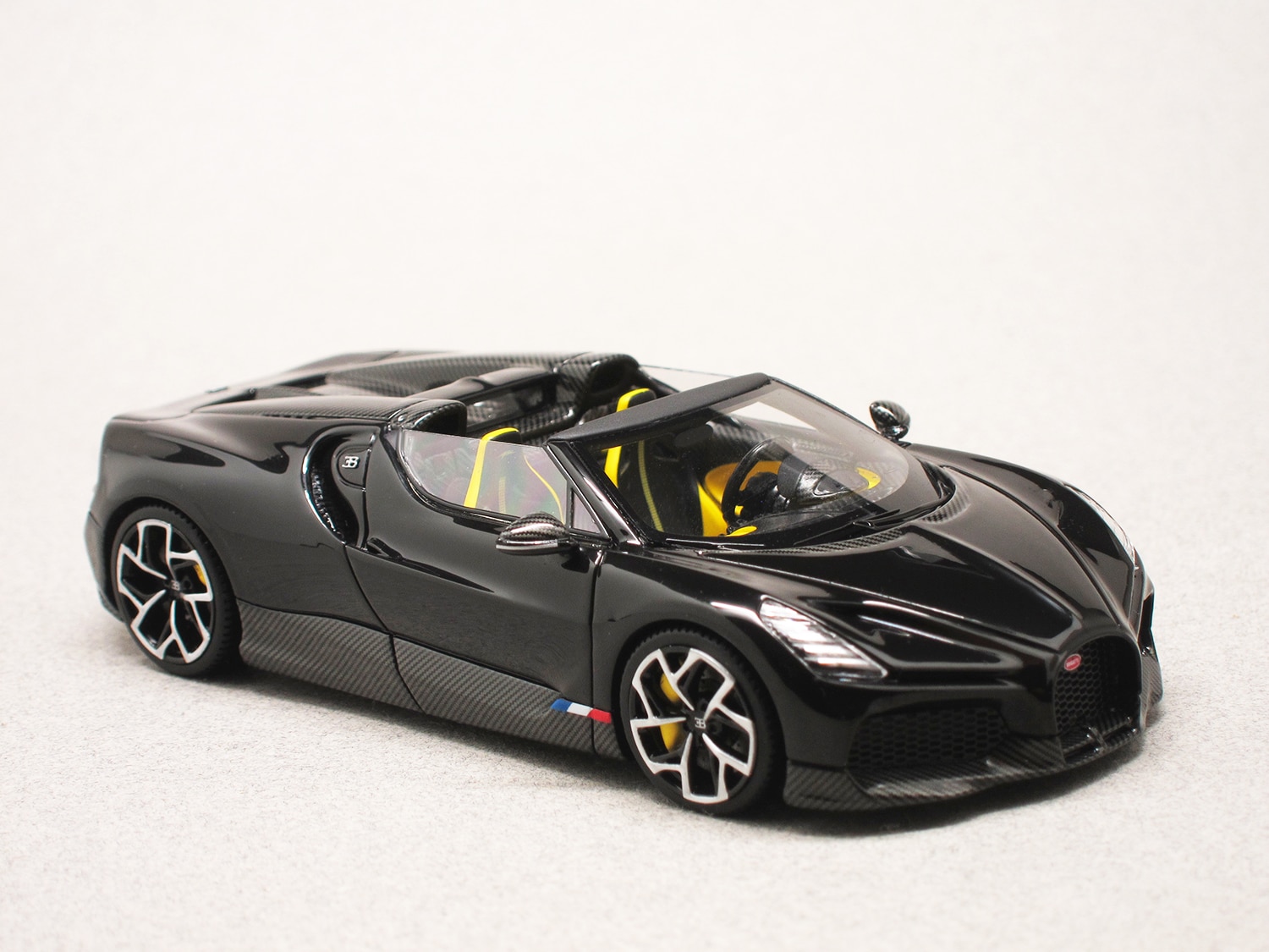 Bugatti W16 Mistral noire (LookSmart) 1/43e