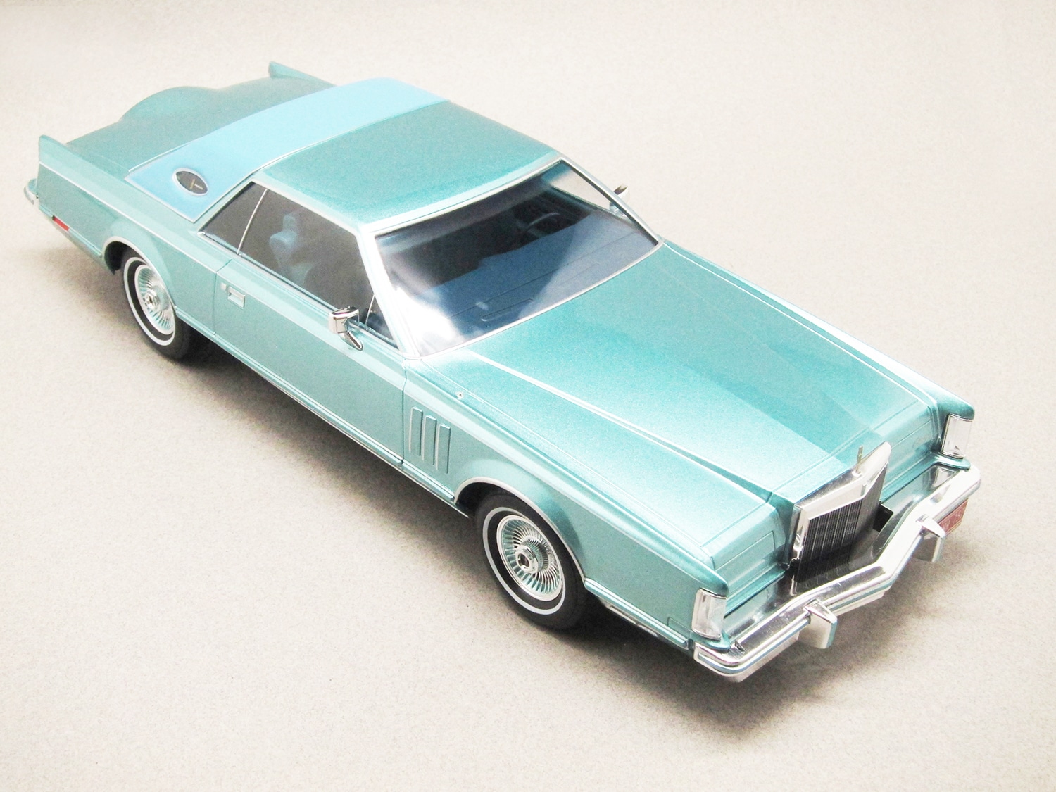 Lincoln Continental Mark V bleue (MCG) 1/18e