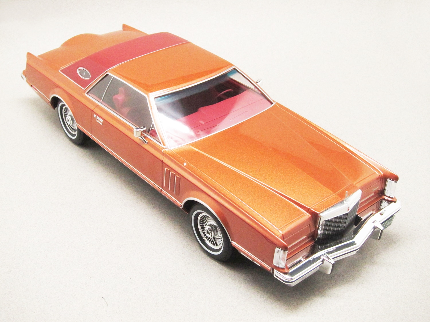 Lincoln Continental Mark V cuivre (MCG) 1/18e