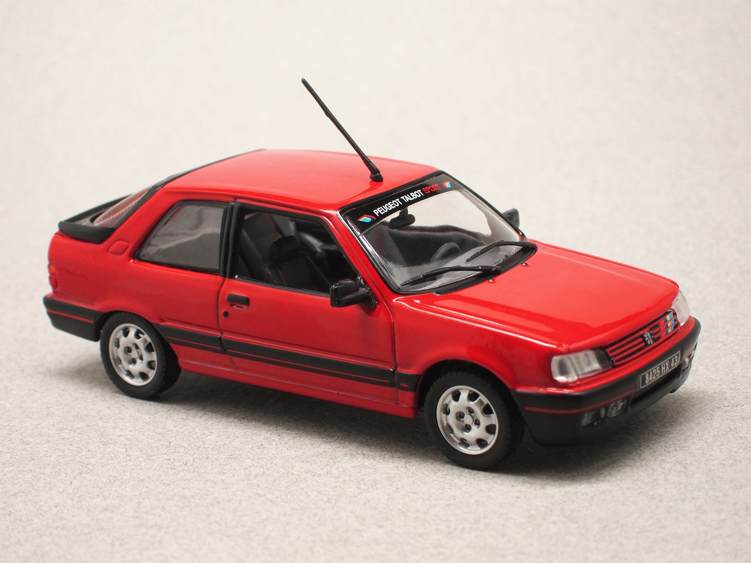 Peugeot 309 GTI 1987 rouge déco PTS (Norev) 1/43e