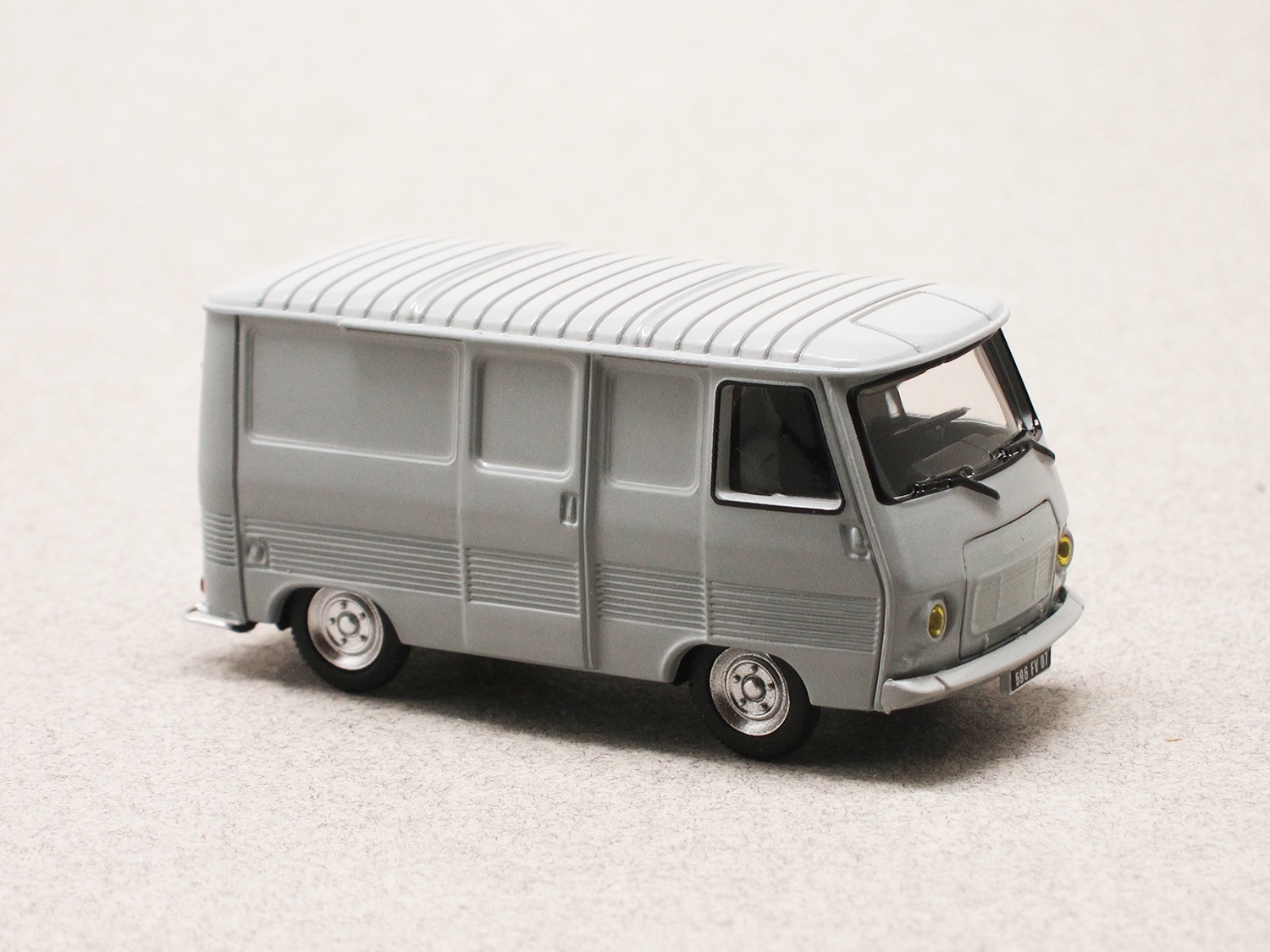 Peugeot J7 gris (Norev) 1/87e